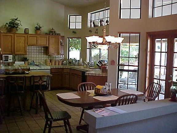 3rd image of 1844 E Leland Cir