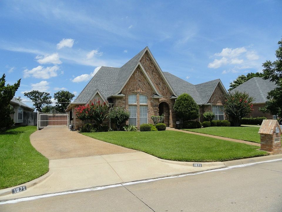 Breathtaking home in Hurst located in prime area