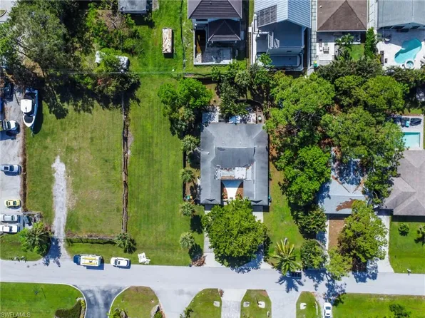 858 93rd Ave N, Naples, FL 34108