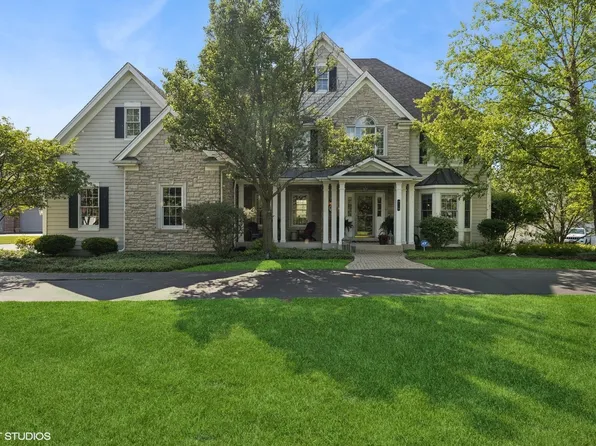 9520 Nicklaus Ln, Crystal Lake, IL 60014