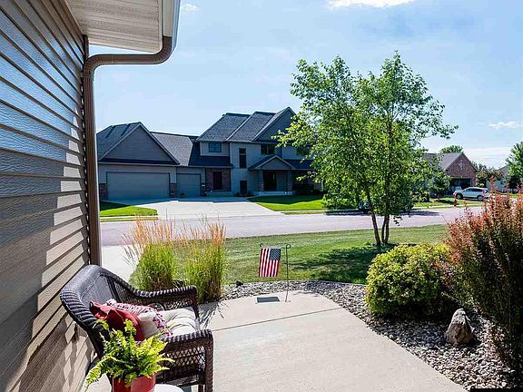 3rd image of 108 Grovebrook Dr