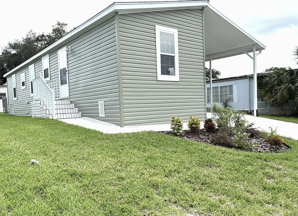3 bed, 2.0 bath, 1042 sqft, $1,433 — Photo 3