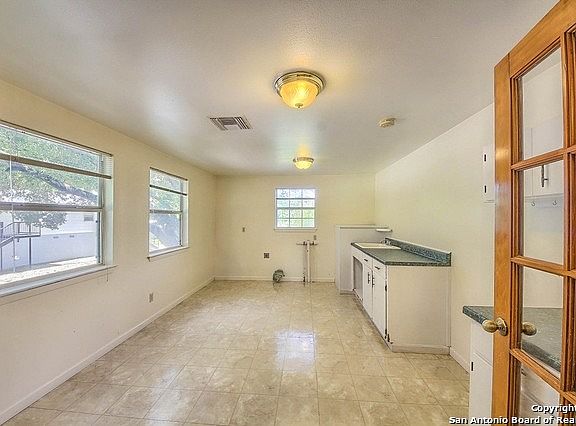 4th image of 124 Laurel Ln