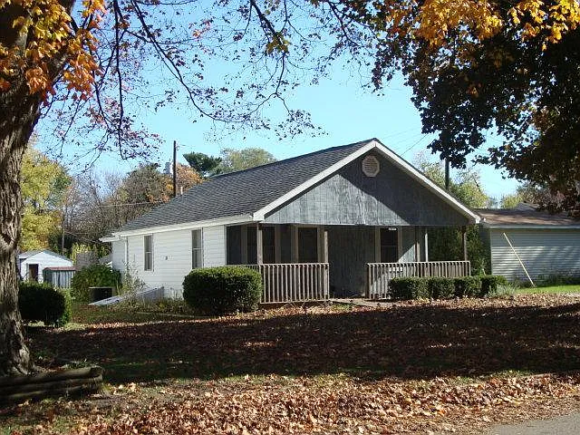 1101 Greenway St photo 1