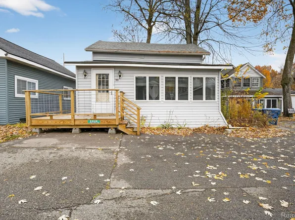 2040 Linden St, Fenton, MI 48430