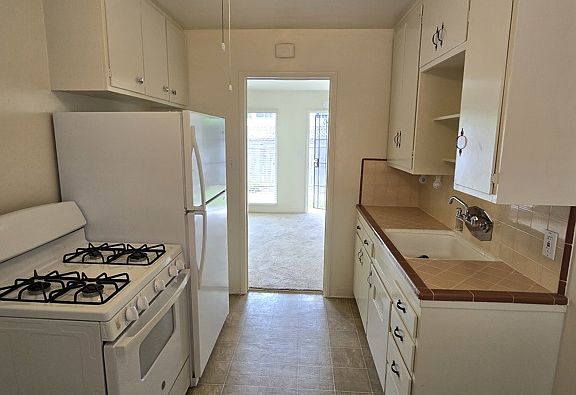 3rd image of 829 Diamond St #829