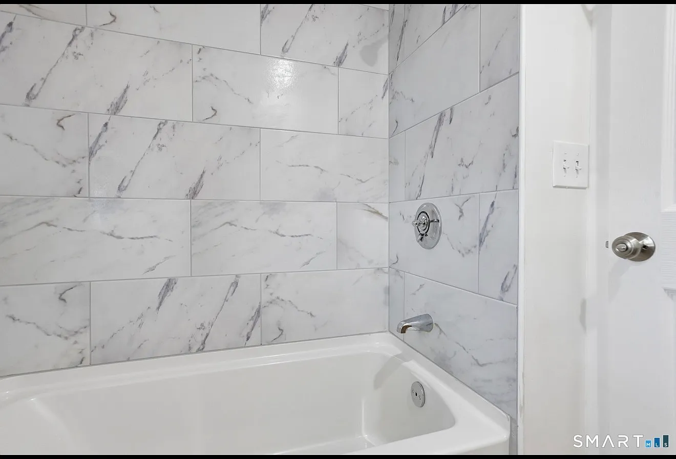 3 bed, 700 sqft, $1,875 — Photo 3