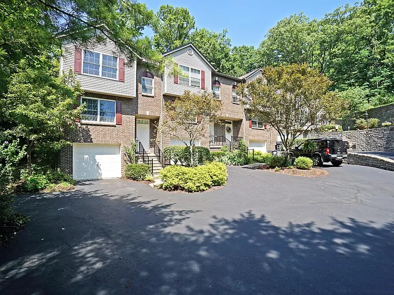 1126 Cottonwood Dr — Photo 2