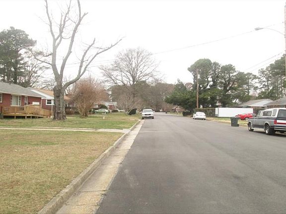 5th image of 16 Westlawn Dr