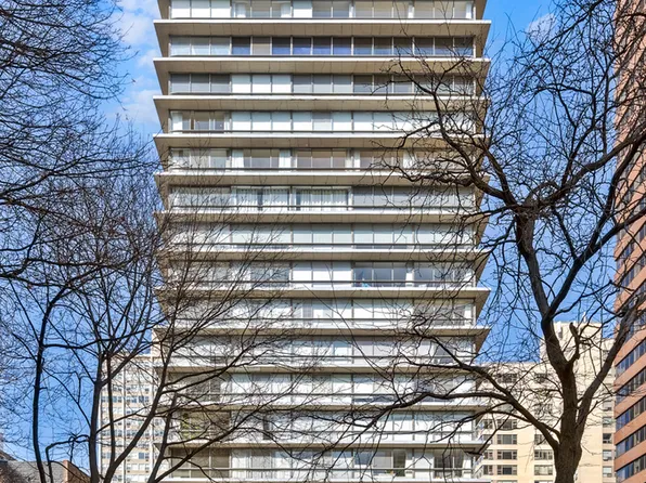 320 W Oakdale Ave #1301-1302, Chicago, IL 60657