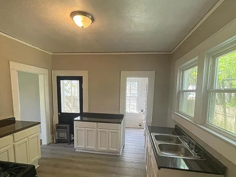 501 NW Main St — Photo 2