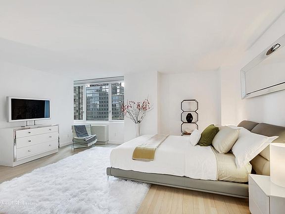 5th image of 322 W 57th St APT 32K1