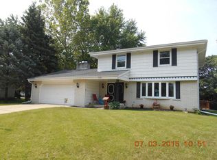 1187 Dorchester Dr, Oconomowoc, WI 53066