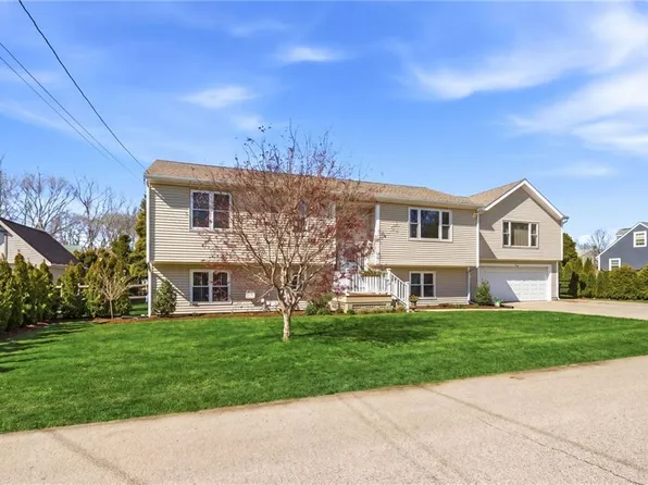 37 Pleasant Ave, Narragansett, RI 02882