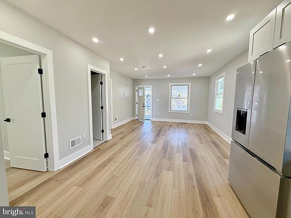 4th image of 3804 40th Ave