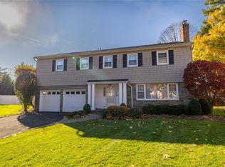 2 Cash Ln, Rockville Centre, NY 11570