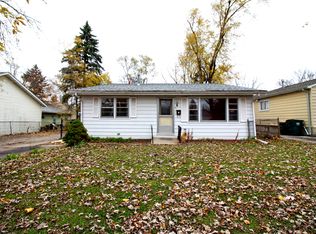 6 E Pineview Dr, Round Lake Park, IL