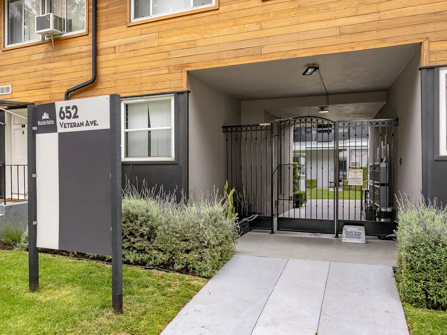 652 Veteran Ave — Photo 4