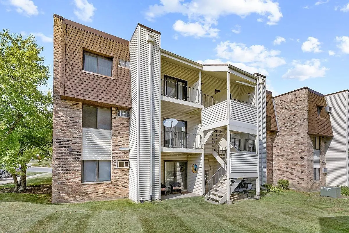 199 N Waters Edge Dr — Photo 2