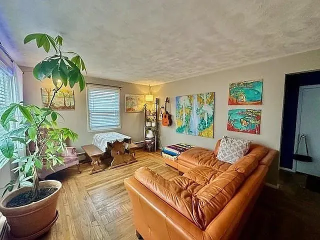 4 bed, 1.0 bath, 1092 sqft, $2,800 — Photo 1