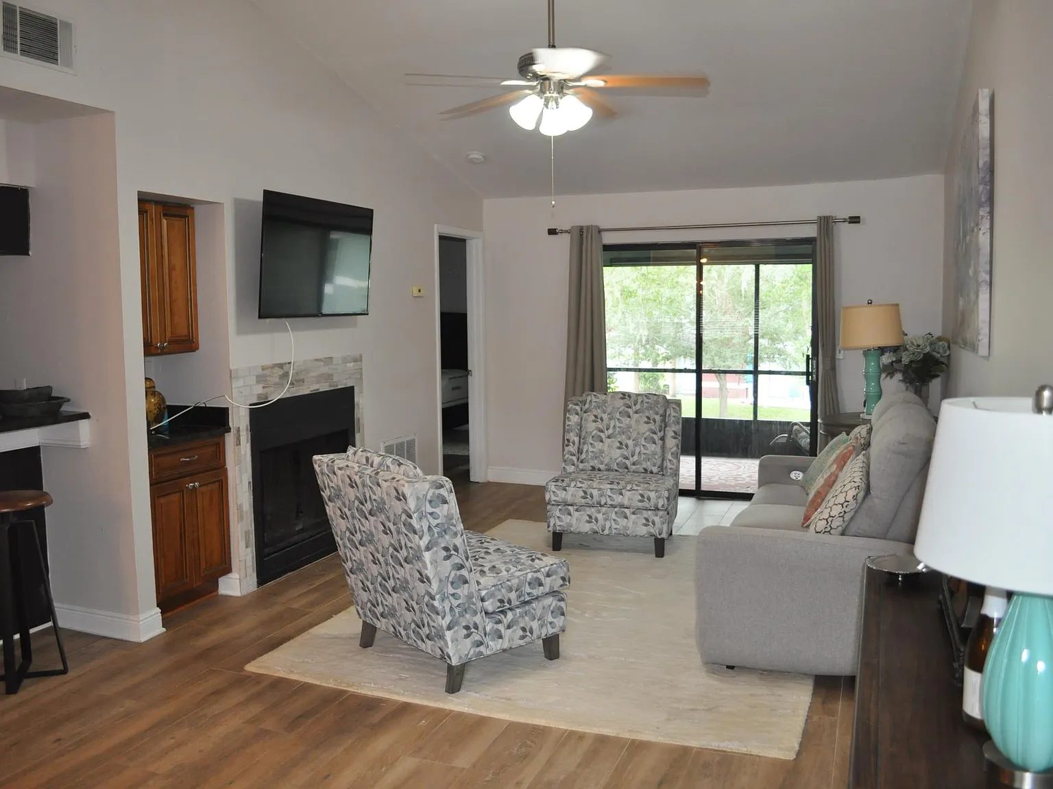 2 bed, 1138 sqft, $1,700 — Photo 1