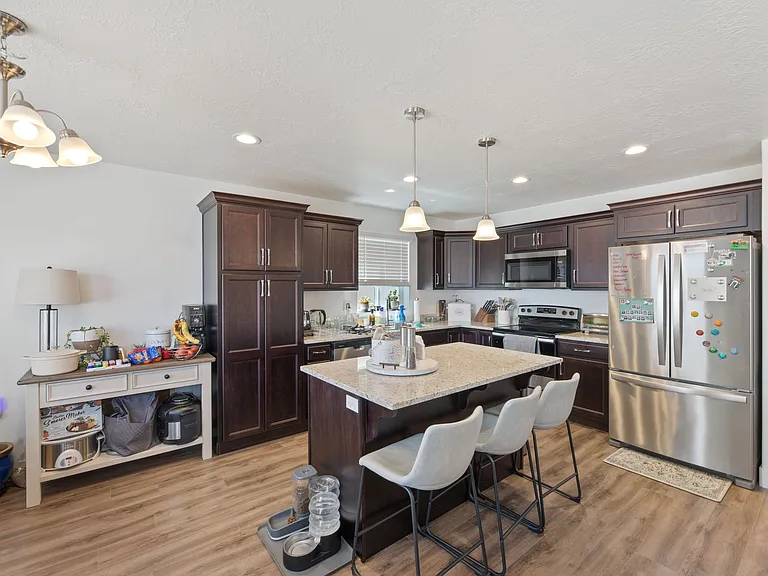 932 N Olson Dr — Photo 7