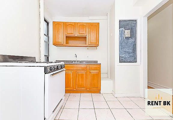 4th image of 600 Park Pl #15L