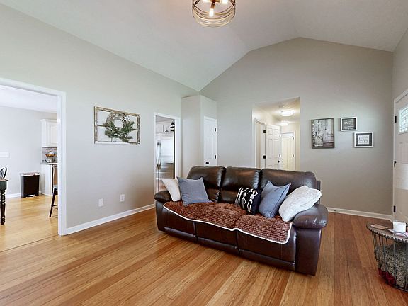 5th image of 990 Mayes Dr