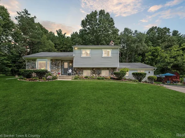 1395 Wixom Trl, Milford, MI 48381