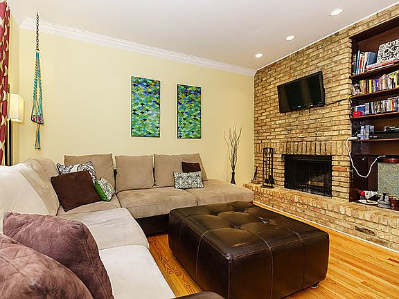 3rd image of 816 N Dearborn St APT 2C