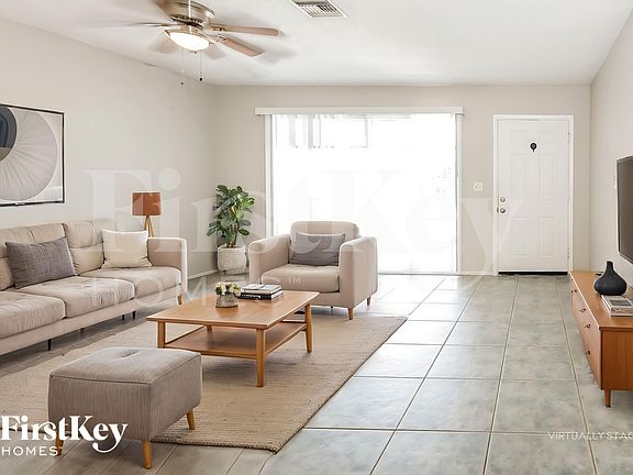 5th image of 305 NE Floresta Dr