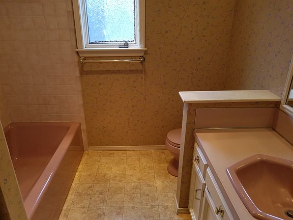 5th image of 213 Sandzen Dr
