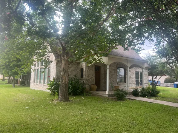 902 S Paris St, Ennis, TX 75119