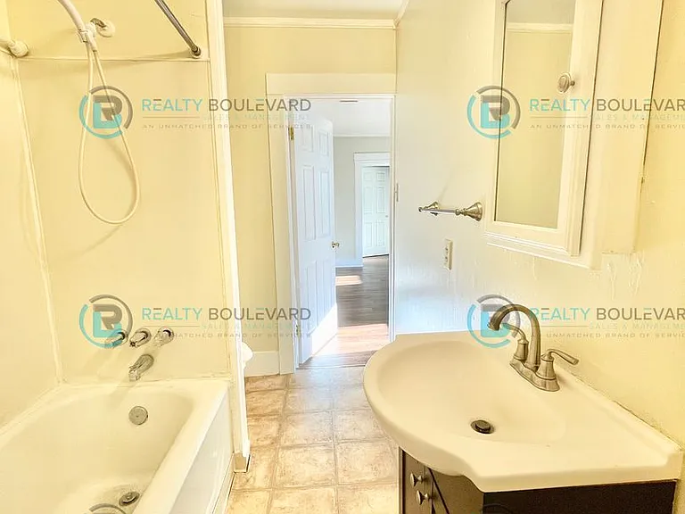 722 E 7th St — Photo 9