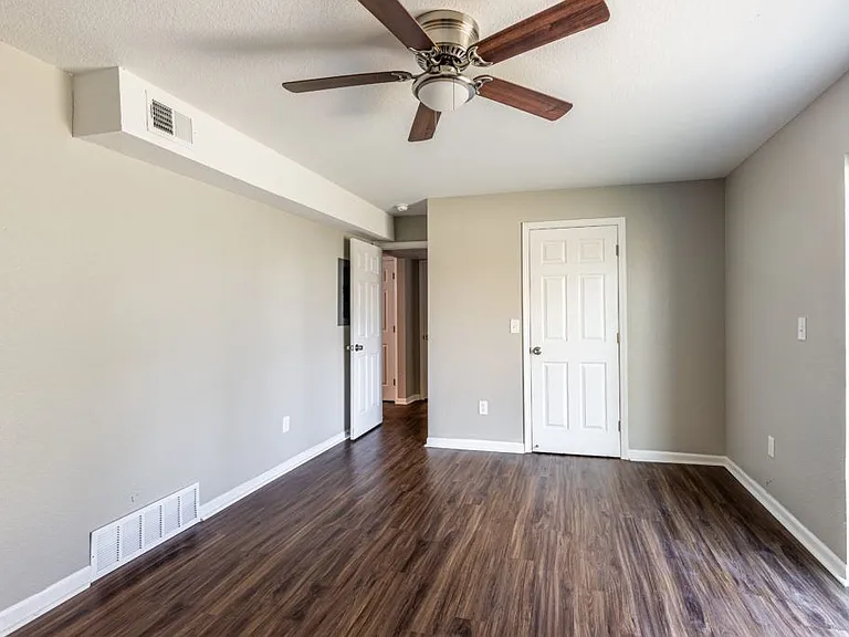 Greenway Apartments — Photo 12
