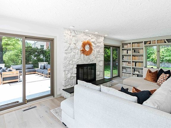 3rd image of 2901 Terrace Dr