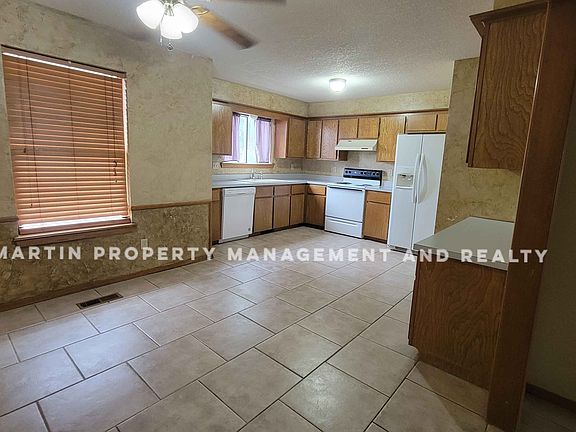 3rd image of 1911 Chandler Cir