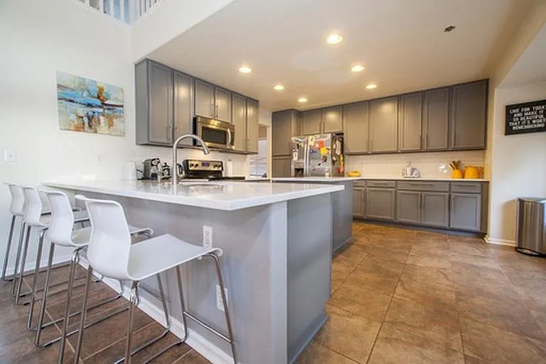 2041 Dailey Ln — Photo 2