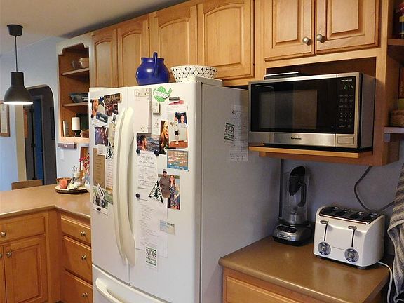 5th image of 416 Balsam St