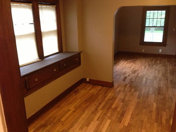 3rd image of 614 N Foster Ave