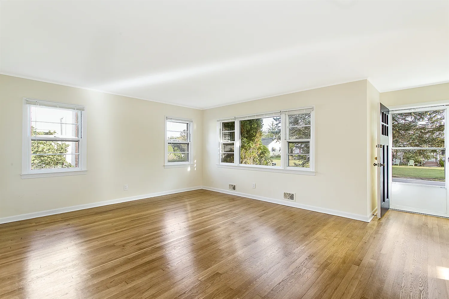 Charming & Bright Year Round Rental in Southold — Photo 2