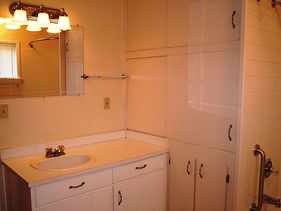 4th image of 1824 Clearview Dr APT A