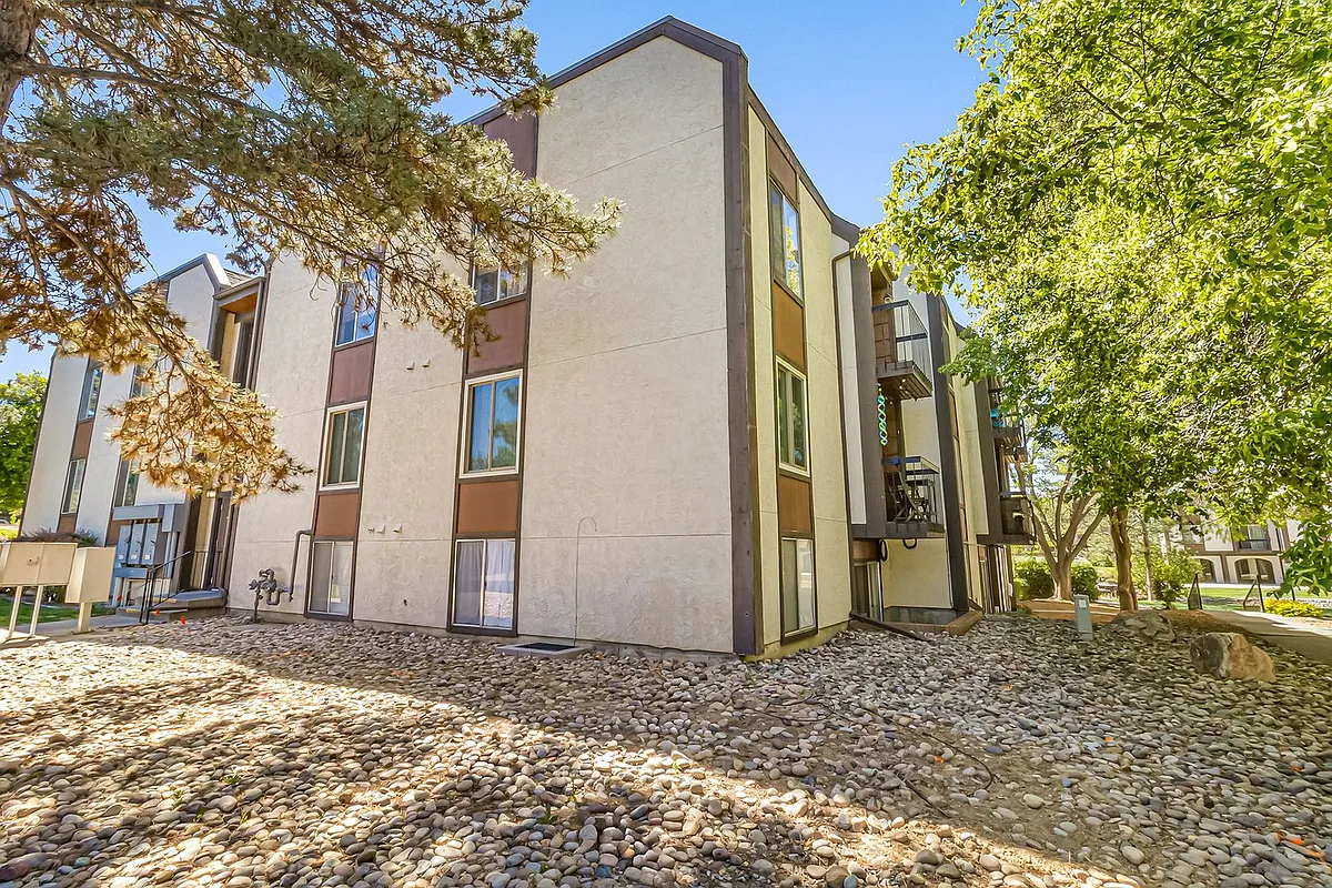 Building Photo - 3156 Lakeside Dr #203