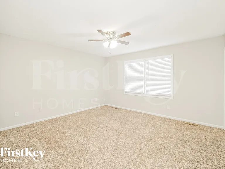 6235 N Hickory Ct — Photo 10