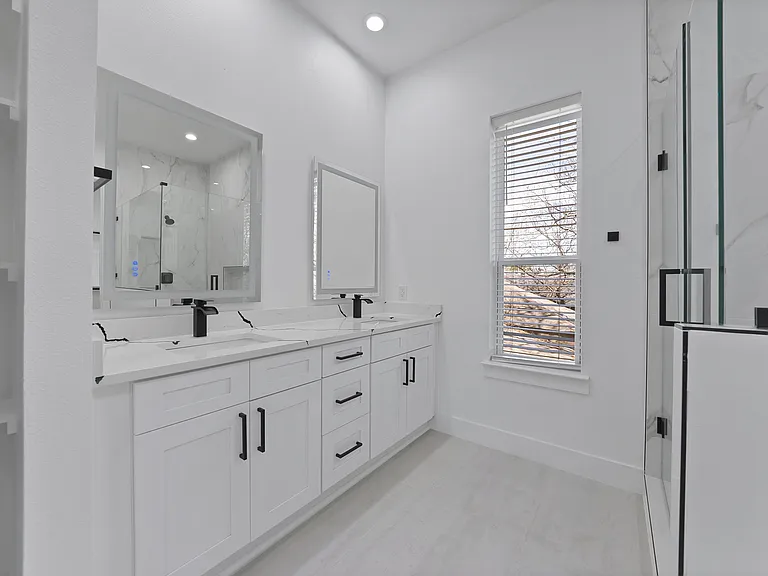 308 E 7th St — Photo 25