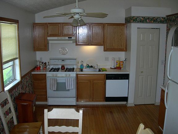large eat-in kitchen