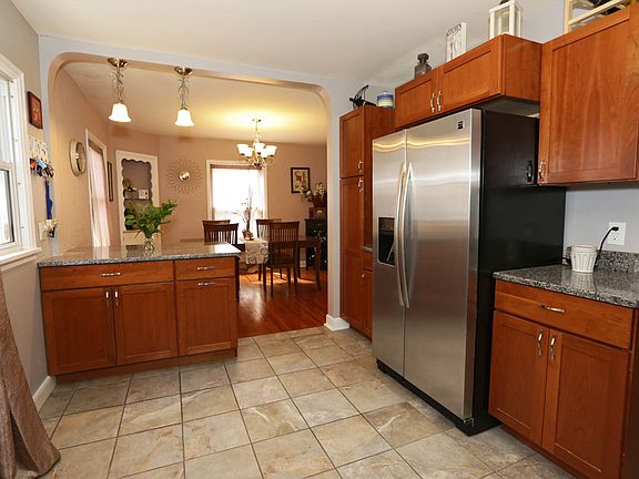 5th image of 691 Cottage Ave E