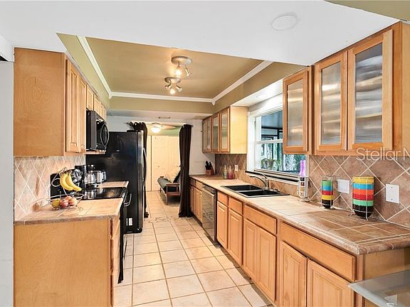 3rd image of 615 Sprucewood Cir