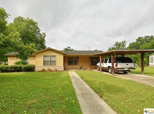 140 Hillcrest Dr, Luling, TX 78648