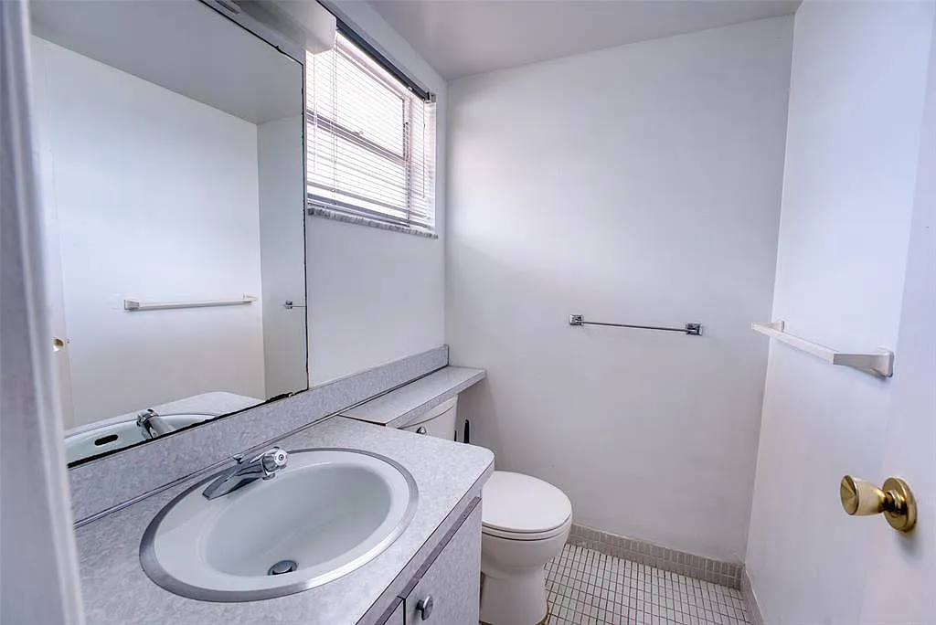 1 bed, 1.5 bath, 775 sqft, $1,700 — Photo 2